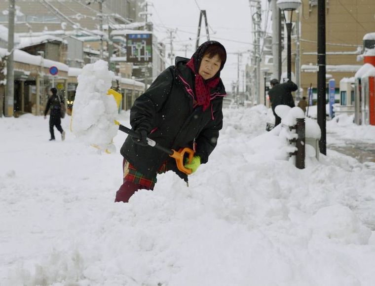 Япония под снежна блокада, има жертви (снимки и видео)