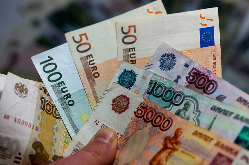 Курсът на рублата спрямо долара и еврото започна да се повишава