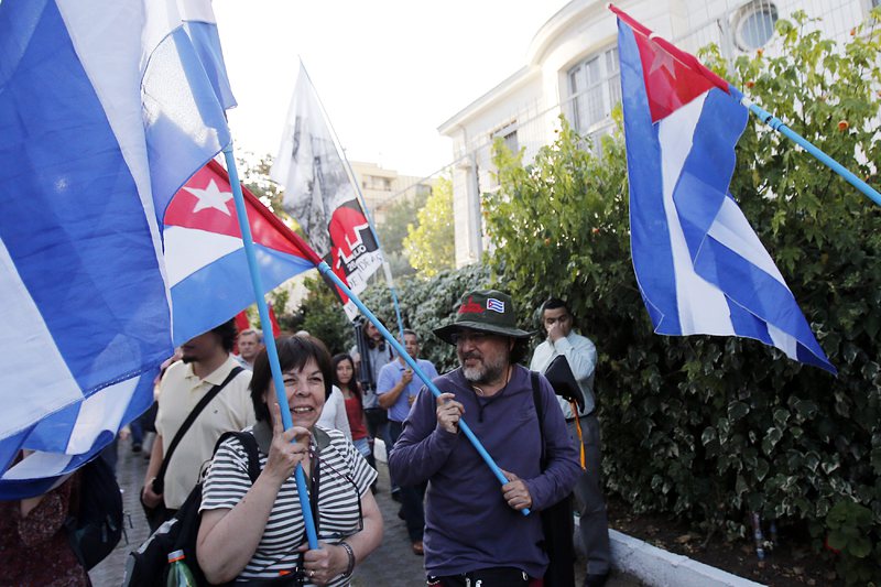 Народът на Куба празнува, чака промяна (снимки)