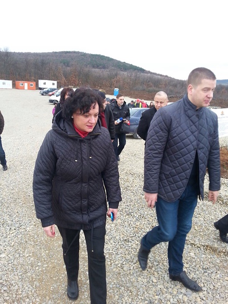 Министър Василева инспектира хода на строителството на регионалното депо край старозагорското село Ракитница