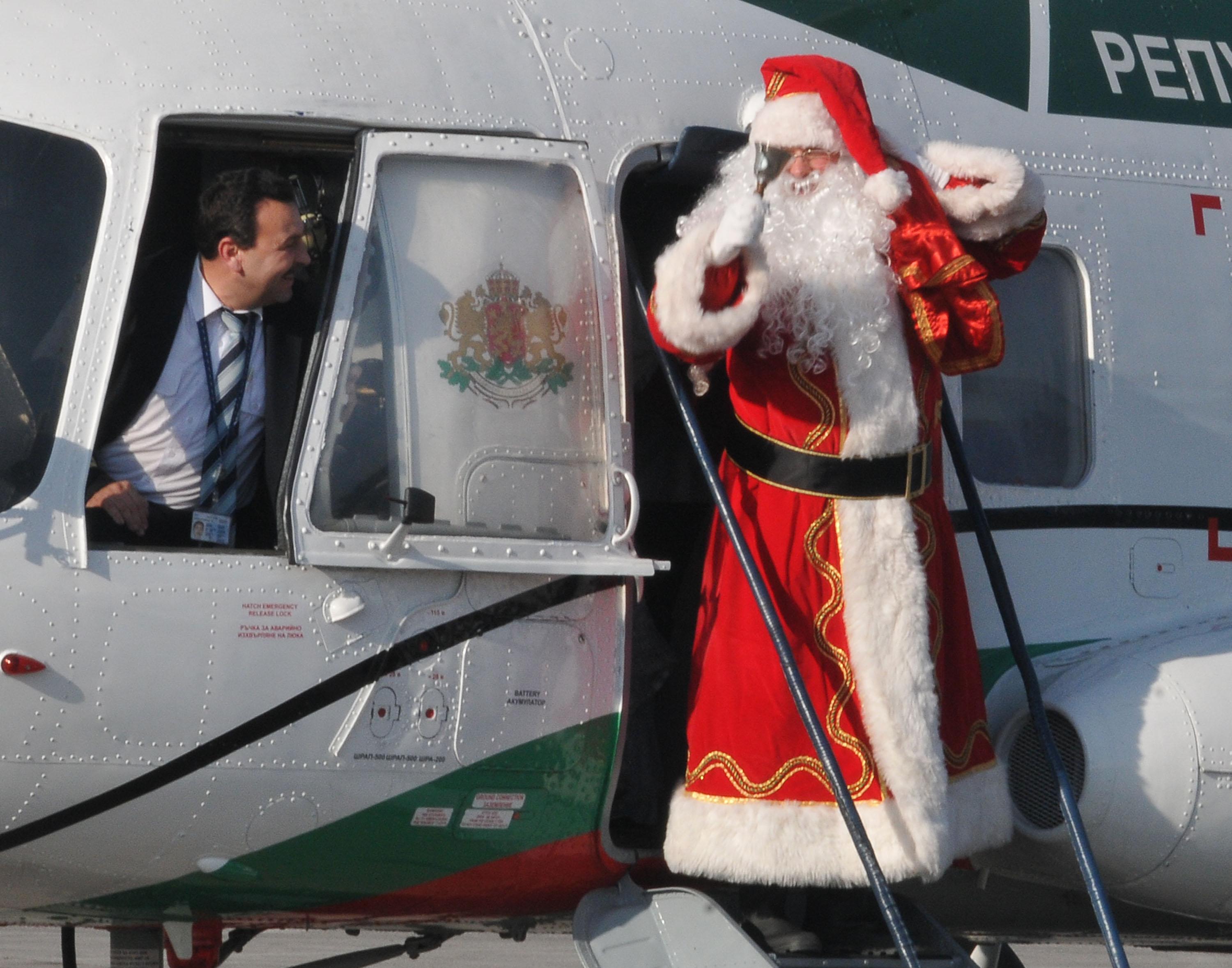 Дядо Коледа пристига с правителствения хеликоптер, поради липса на сняг