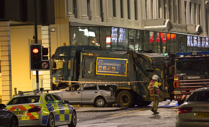 6 загинали и над 10 ранени при инцидент в Глазгоу (снимки)