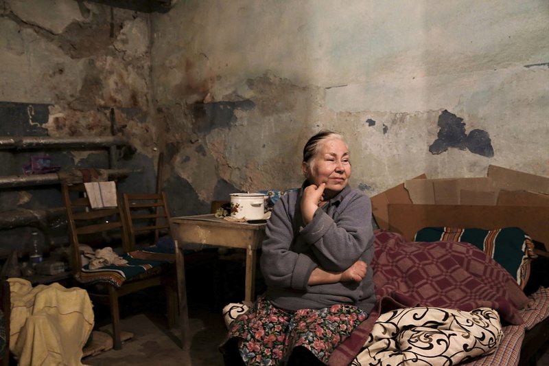 Възрастна жена се укрива в бомбоубежище в Донецк