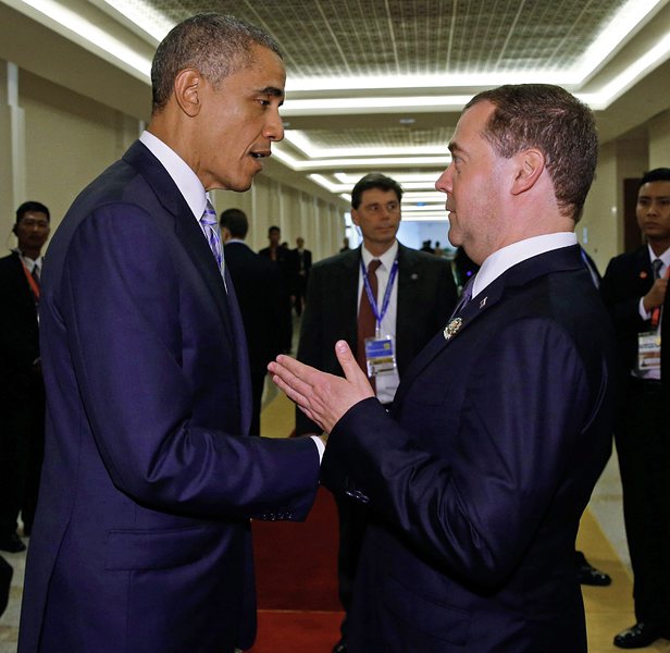 Американският президент Барак Обама разговаря с руския премиер Дмитрий Медведев на срещата на АСЕАН в Мианма, 13 ноември 2014
