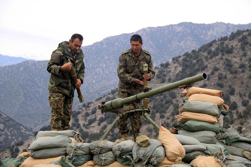 Афгански бойци на пост в провинцията Кунар