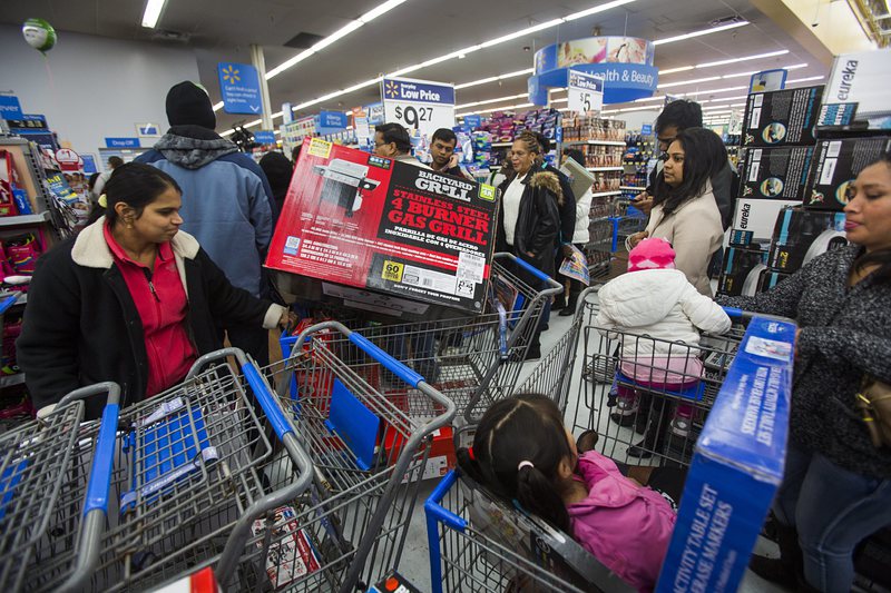 Милиони американци връщат коледните подаръци в магазините