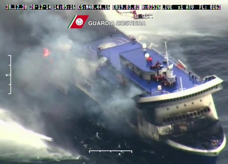 Снимка на горящия ферибот ”Норман Атлантик”, направена и разпространена от бреговата охрана на Италия