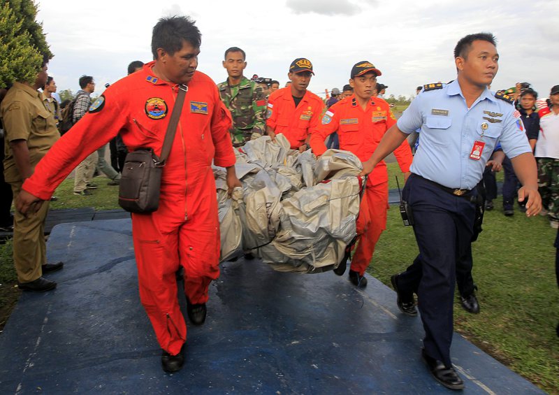 Откриха отломки от самолета на ”ЕърЕйша” и десетки тела