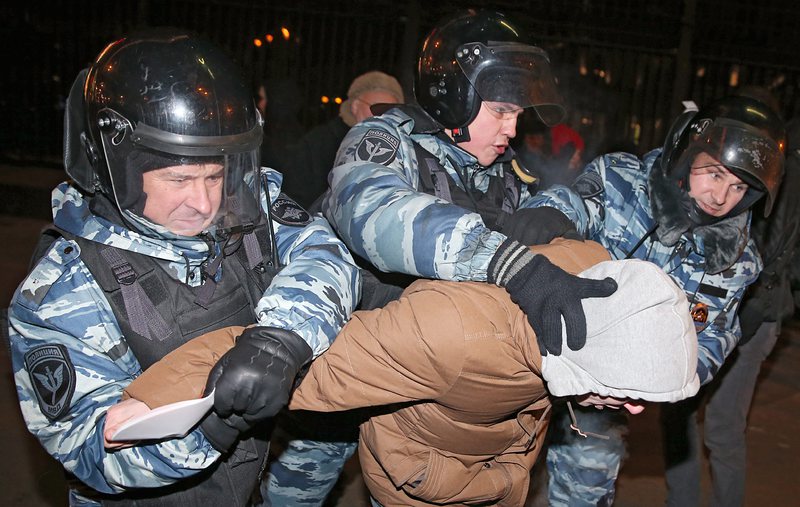 Над 130 души бяха задържани в неразрешен протест в Москва