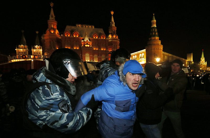 Полицаи задържаха протестиращи в Москва