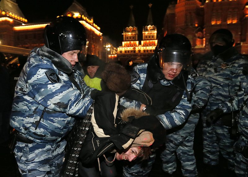 Полицаи задържат един от протестиращи в Москва