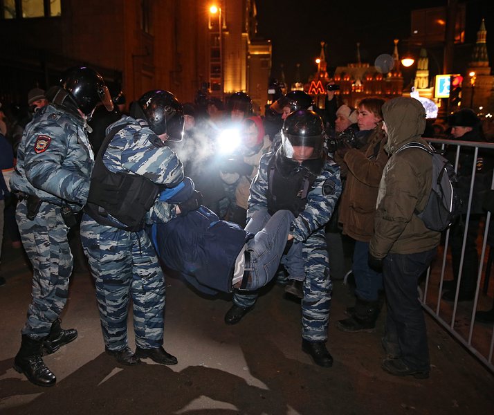 Полицаи задържаха протестиращи в Москва