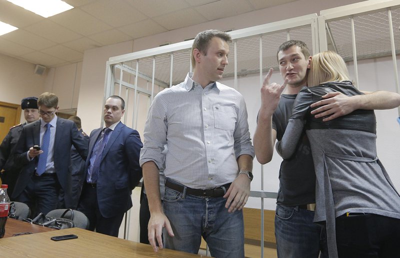 Братята Алексей и Олег Навални бяха осъдени за присвояване на пари от компанията ”Ив Роше”