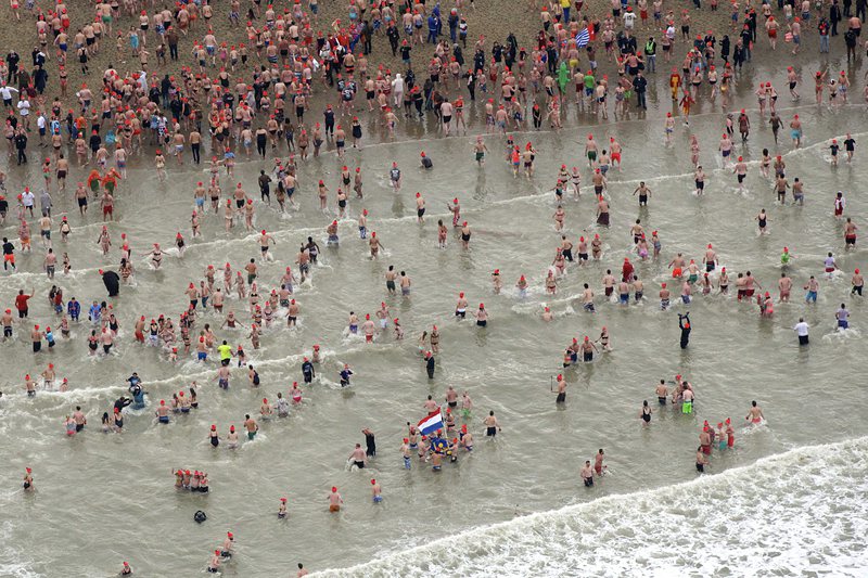 Хиляди холандци се къпаха в ледените води на Северно море