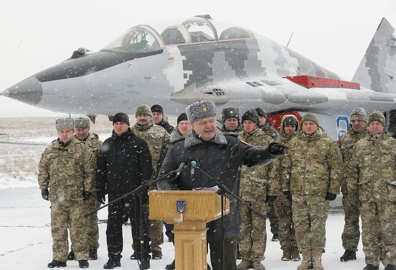 Петро Порошенко предаде на въоръжените сили съвременна военна техника