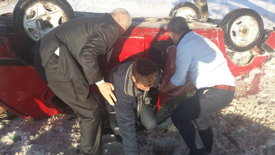 Москов помага на младежи, катастрофирали пред него (снимки)