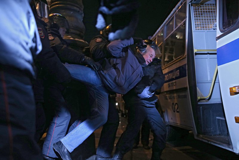 Руската милиция арестува поддръжник на опозиционера по време на протест