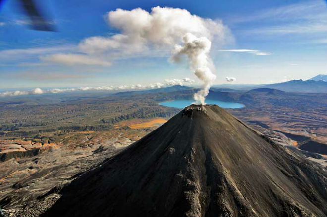 6-километров стълб пепел изхвърли вулкан в Камчатка