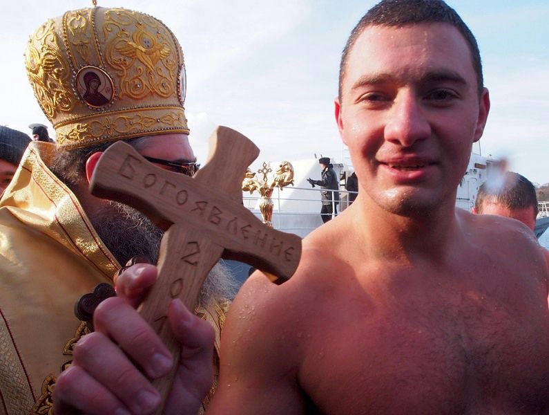 Младеж от Враца извади кръста от водите на морето край Варна