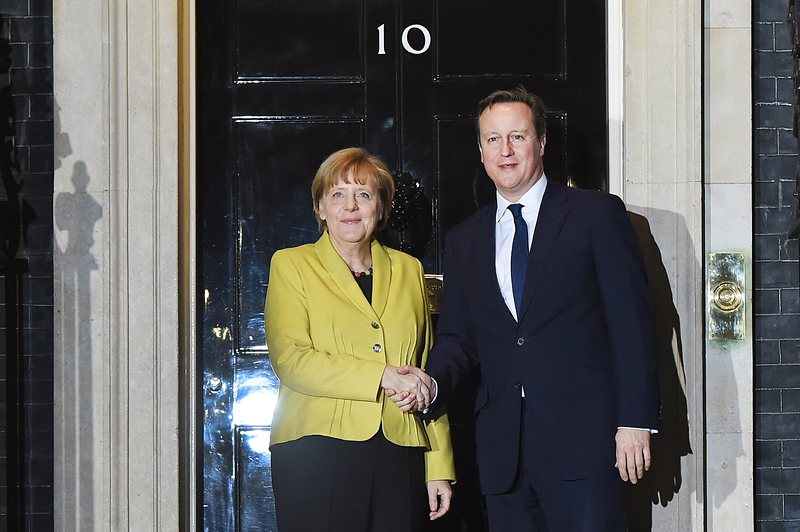 Меркел обеща на Камерън, че ще помисли за миграцията