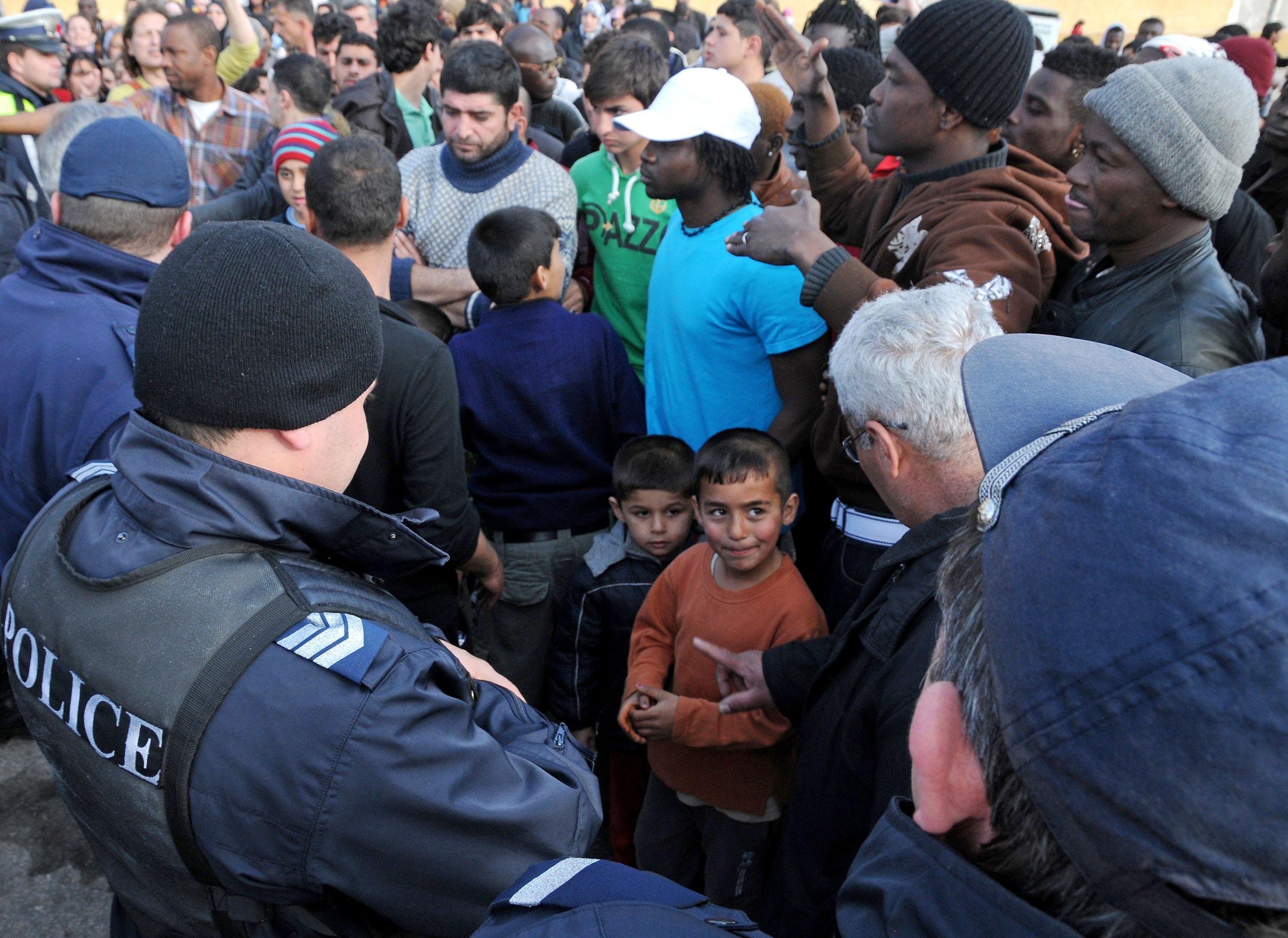 Разследване: Гранични полицаи помагат за трафика на бежанци