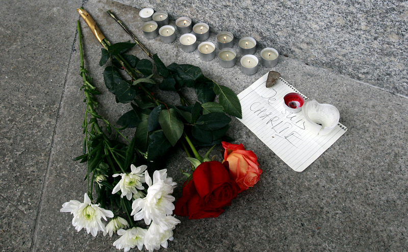 Цветя пред посолството на Франция за загиналите