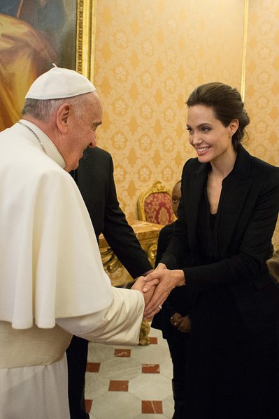 Анджелина Джоли се срещна с папа Франциск