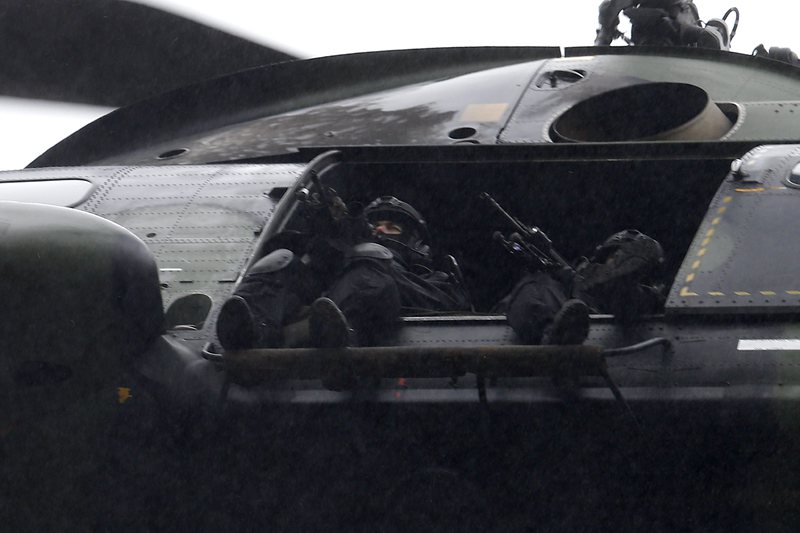 Хеликоптери със спецчасти кръжат над индустриалната зона, където двамата братя Куаши се барикадираха и държат заложник