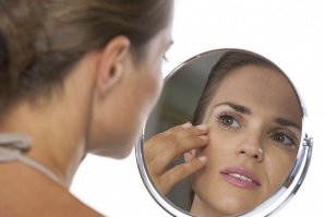 Смарт огледало анализира дефектите на кожата и дава съвети