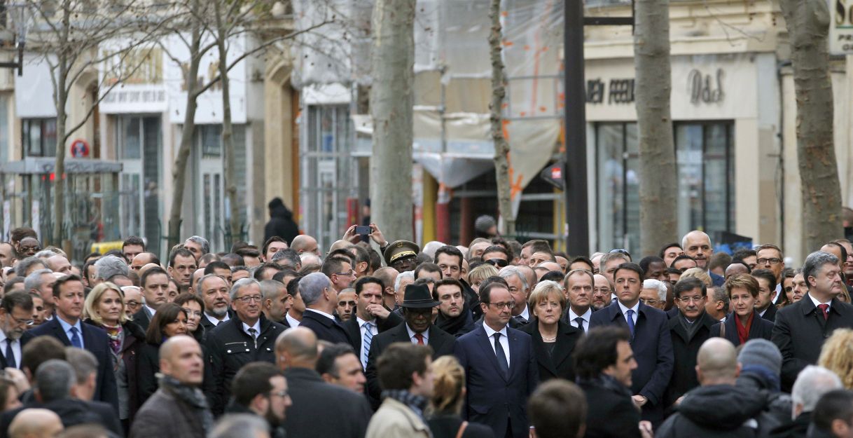 Турският премиер Ахмет Давутоглу участва в Марша на справедливостта (до него вляво са Матео Ренци, Доналд Туск и Ангела Меркел)