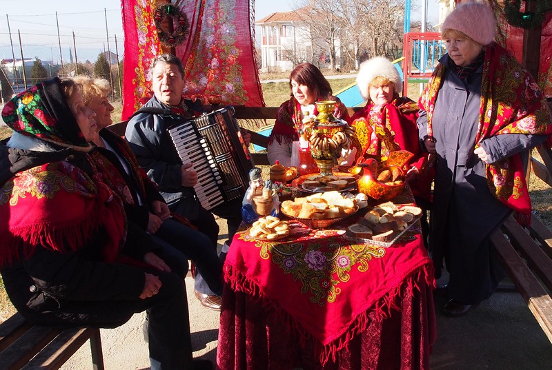 Новогодишната трапеза включва плачинда (баница), колодец (желирана пача) и голубците (сърми)