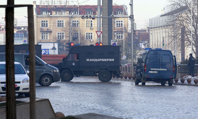 Живеещите по маршрута, по който се движи кортежа, бяха предупредени да не отварят прозорците си