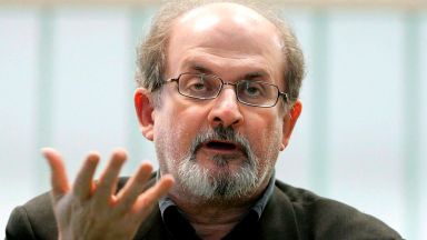Роулинг, Рушди, Чомски и още 150 интелектуалци: Свободата на словото е под заплаха