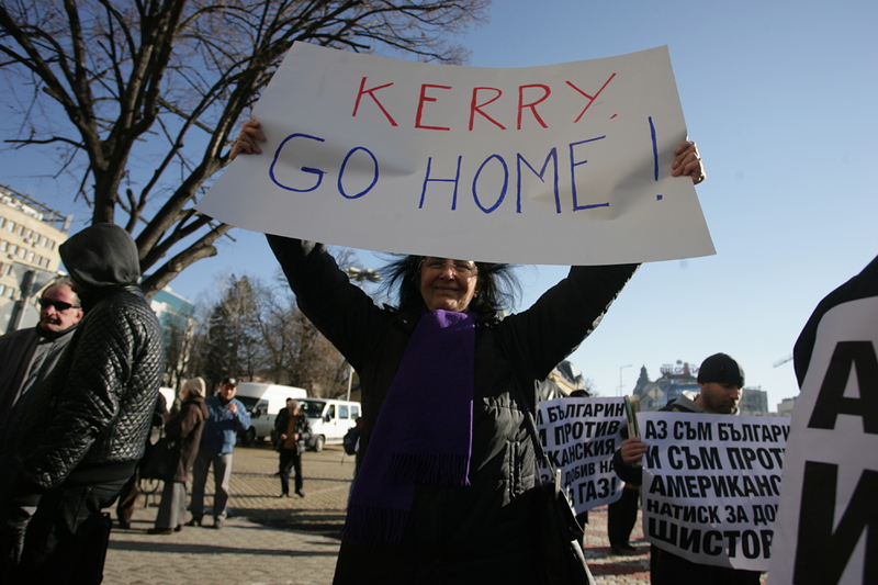 Протест по повод посещението на държавният секретар на САЩ Джон Кери