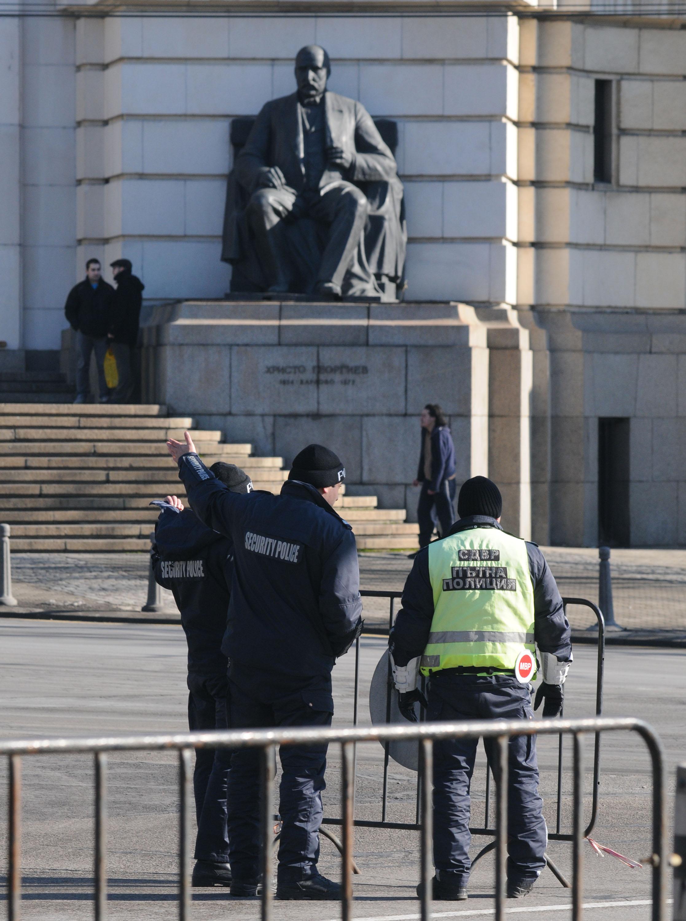 Полиция охранява пред Софийския университет