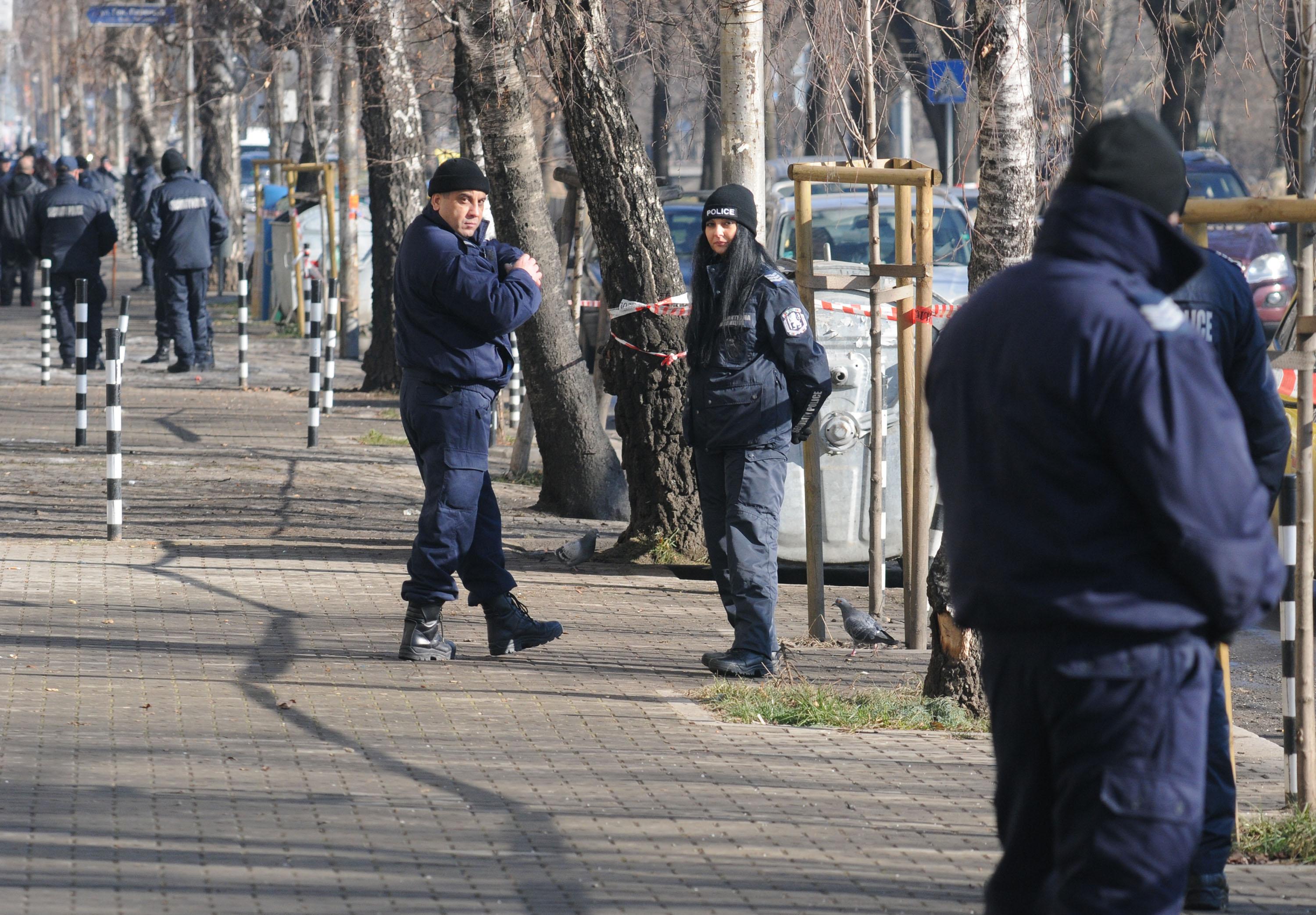 Полицаи са се наредили по протежение на булевард ”Евлоги и Христо Георгиеви”