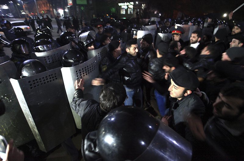 Демонстрантите хвърляха камъни, а полицията използва сълзотворен газ