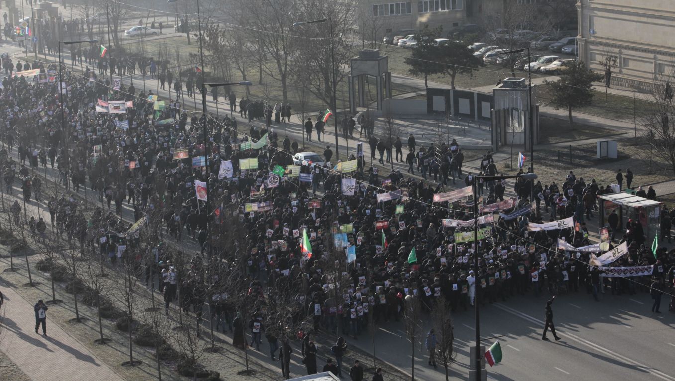 Протестното шествие започна с молитва в централната джамия на Грозни ”Сърцето на Чечения”