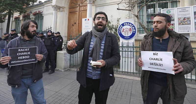 Мюсюлмани протестираха пред Френското консулство в Истанбул с плакати ”Ние не сме Шарли”