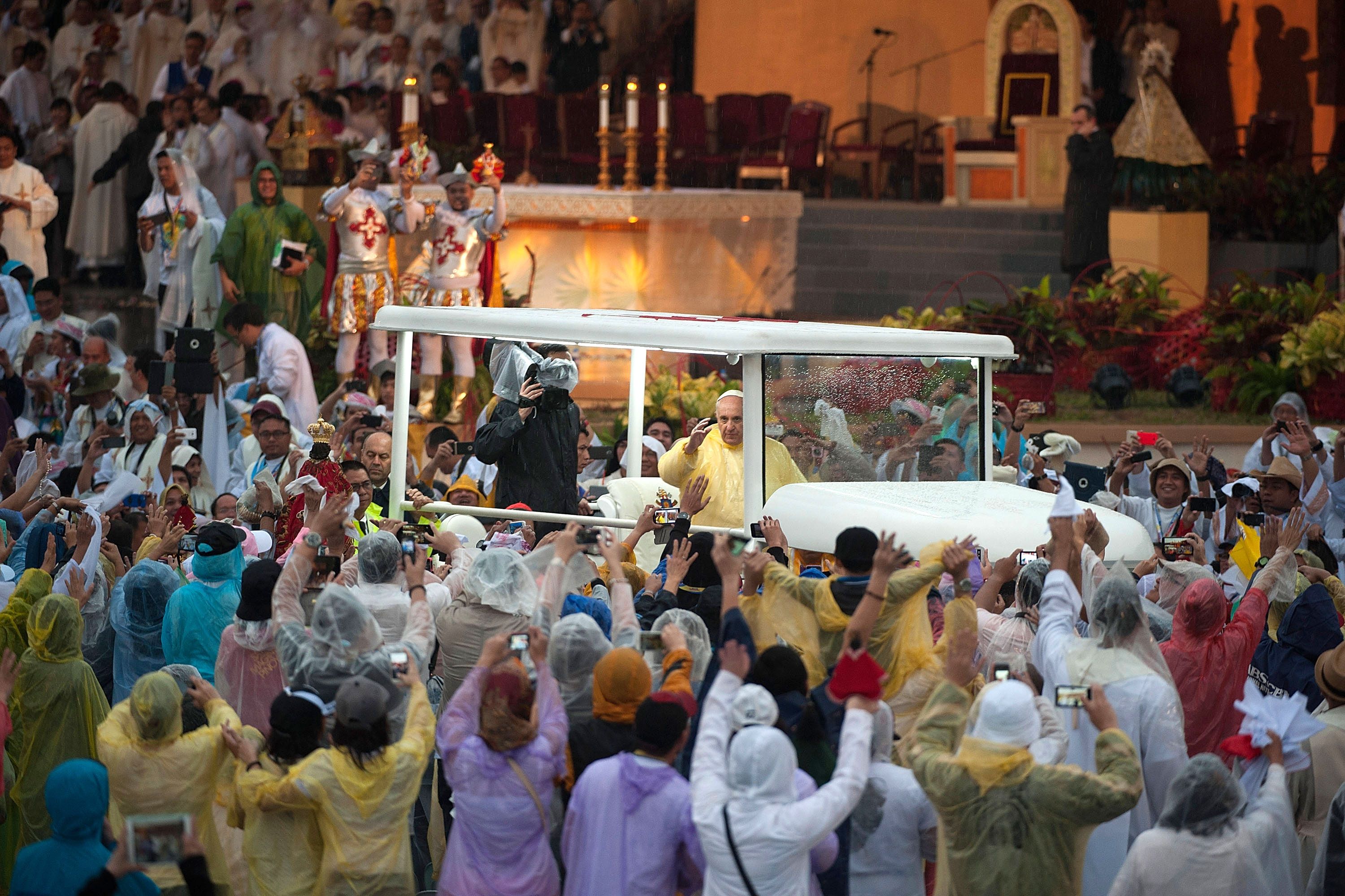 Папа Франциск сред ентусиазирано множество в Манила