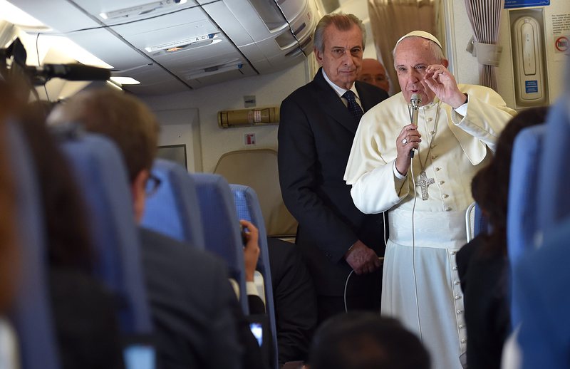 Папа Франциск в самолета на път от Филипините за Ватикана