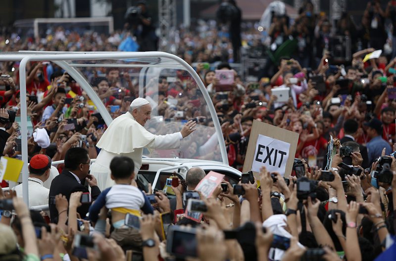 Папата беше приветстван от ентусиазирано множество