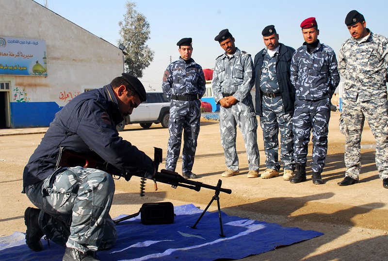 Иракски доброволци се обучават да използват оръжие срещу бойците на Ислямска държава
