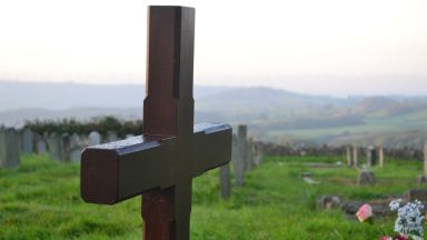 Румънски овчар погребан от семейството си се мъчи да докаже