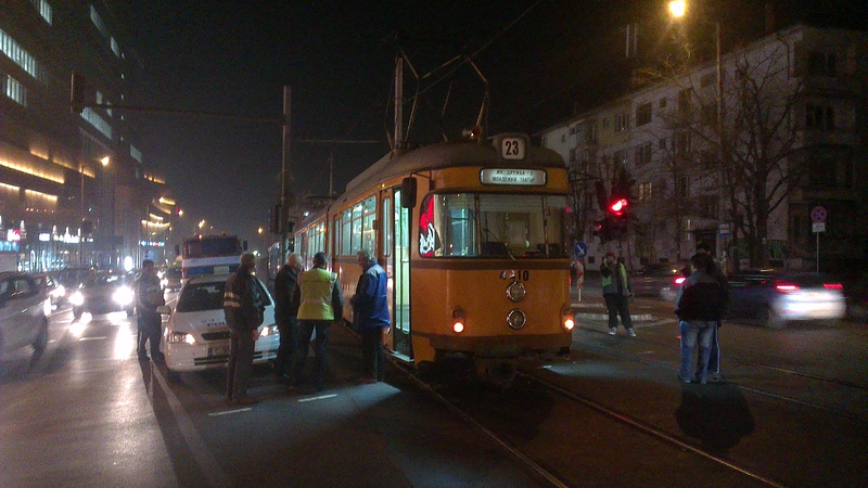 Трамвай блъсна двама пешеходци, минали на червено в София