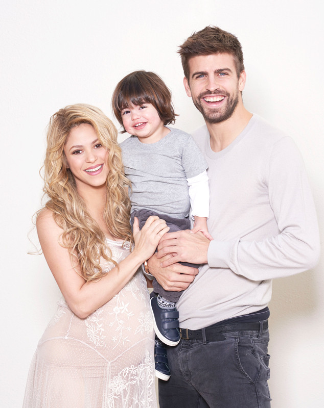 Шакира позира бременна, заедно с Пике и Милан
