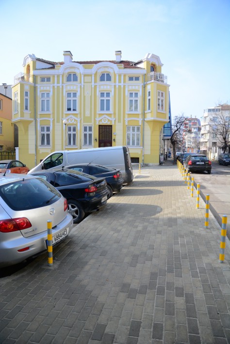 Нов тротоар до Ритуалната зала във Варна