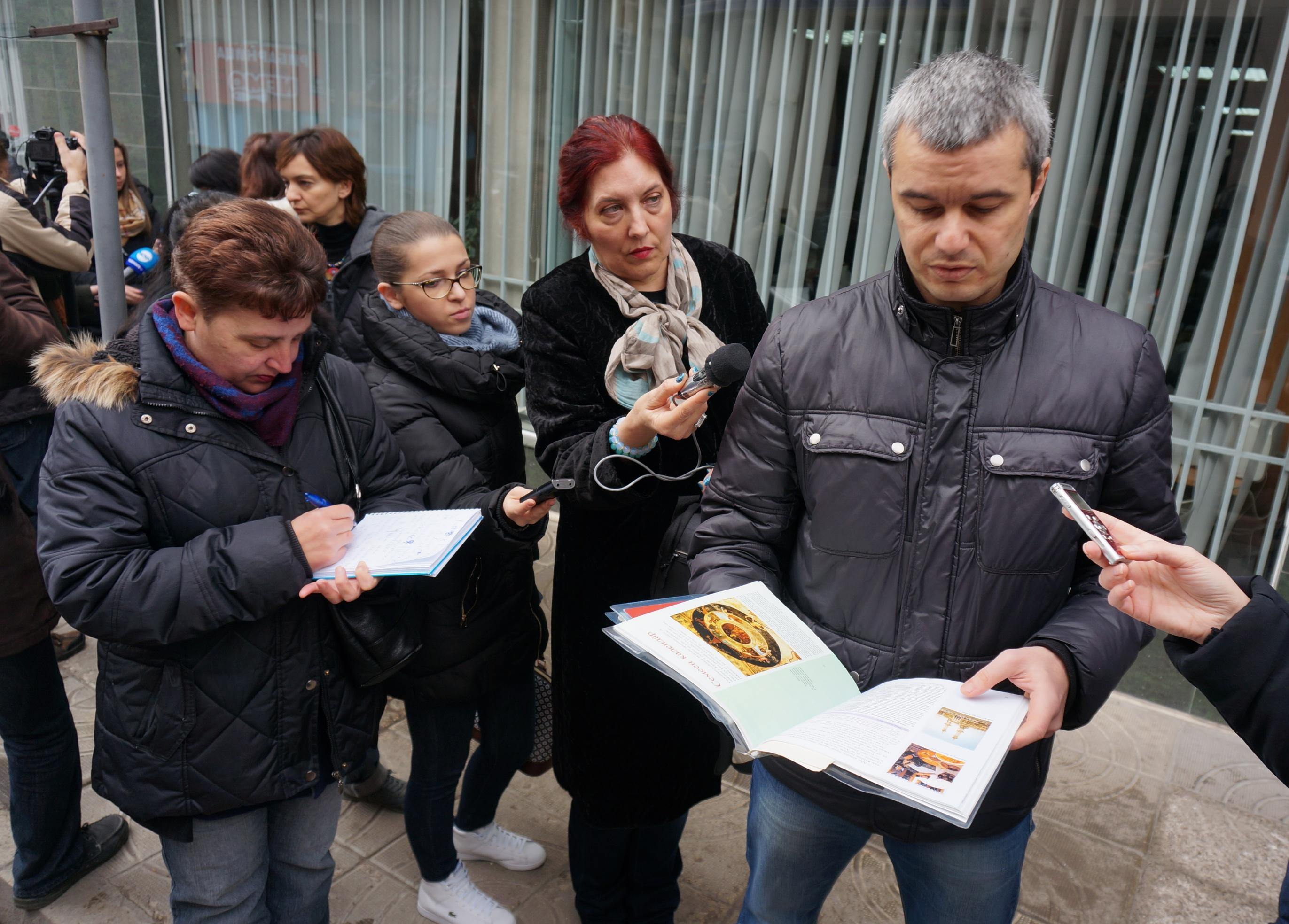 Родители във Варна протестират срещу учебниците