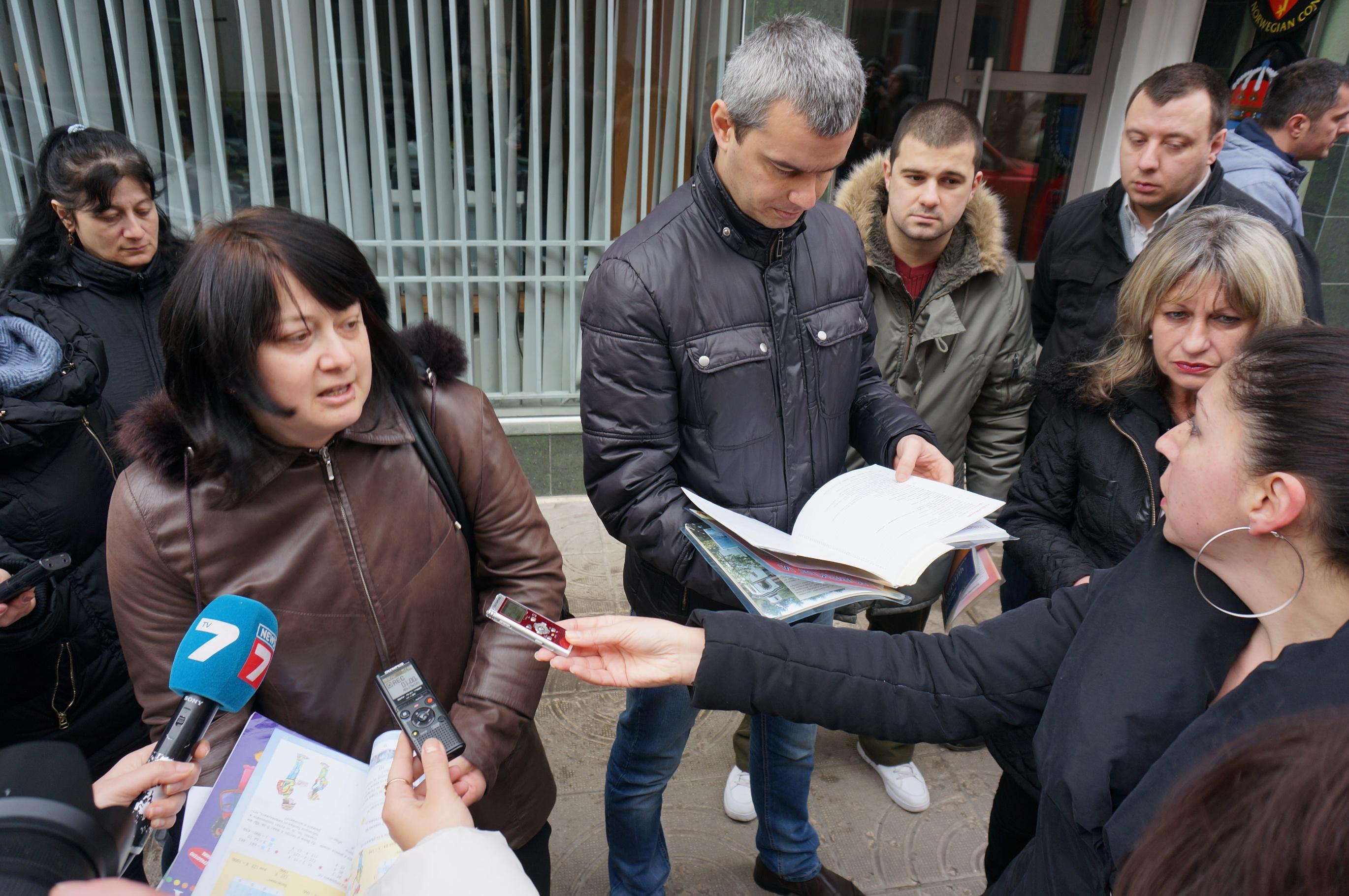 Родители във Варна протестират срещу учебниците
