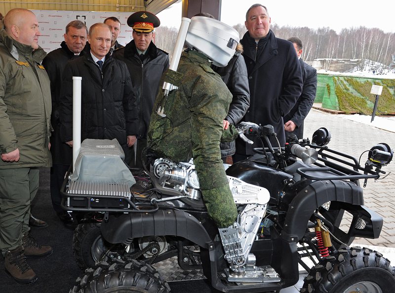 Боен робот показа умения пред Путин (снимки)
